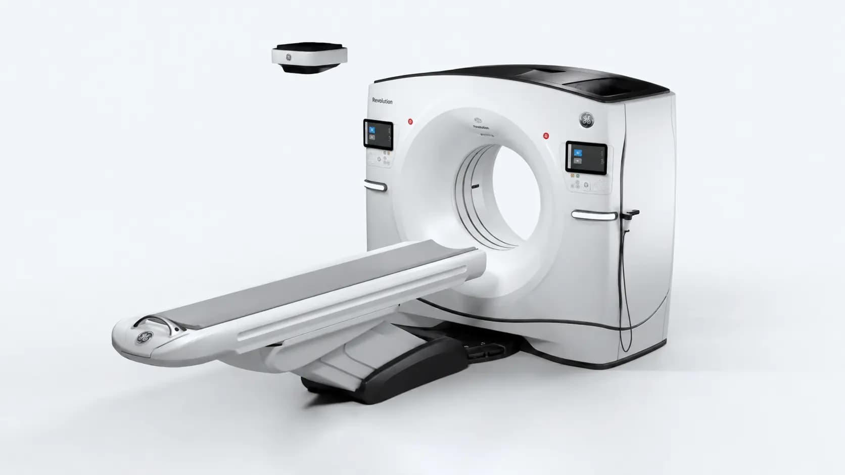Tomografo computerizzato con lettino porta-paziente esteso, fotografato in studio.